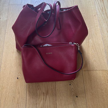 Rote Guess Tasche