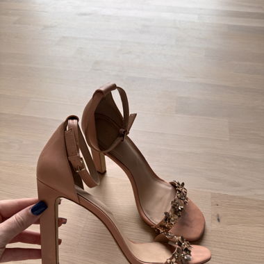 Pumps with flower applications