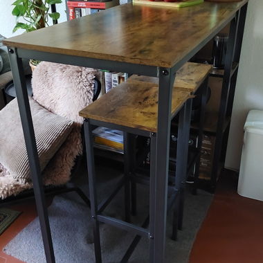Tavolo alto da cucina con sgabelli