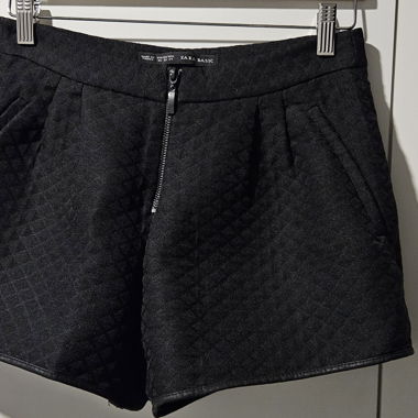 Zara Basic schwarze Shorts