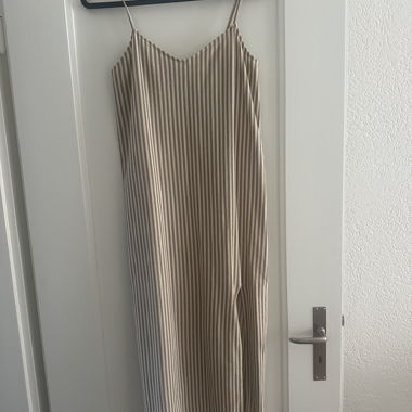 Robe à bretelles rayée