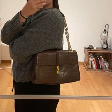 Sac avec chaînes dorées