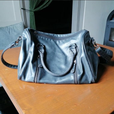 black shoulder bag
