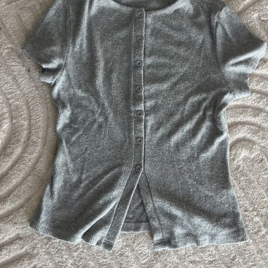 Gilet gris boutonné