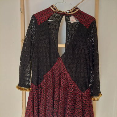 Kleid mit Paillettendetails von Native Rose