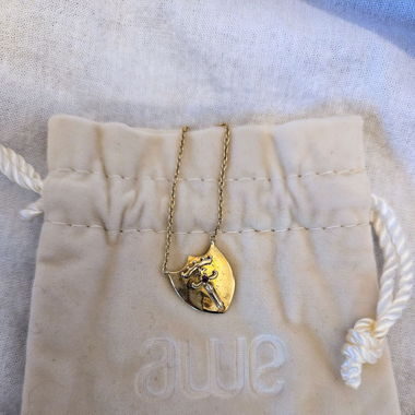 Collier plaqué or bouclier et épée Awe Inspired