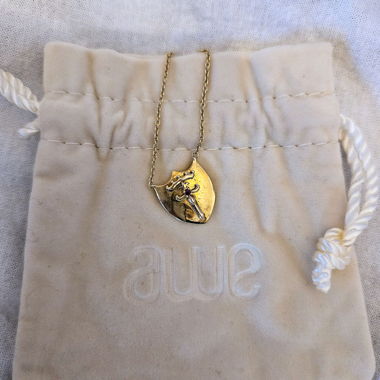 Collier plaqué or bouclier et épée Awe Inspired