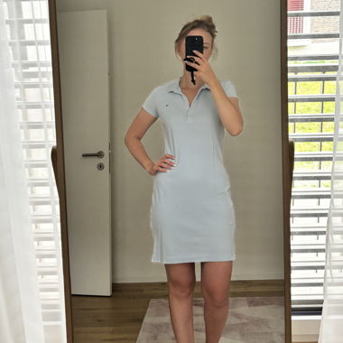 Hellblaunes Polo-Kleid