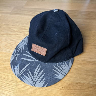 Black 6-panel cap with patterned brim