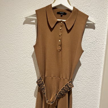NIKKIE Kleid mit Gürtel