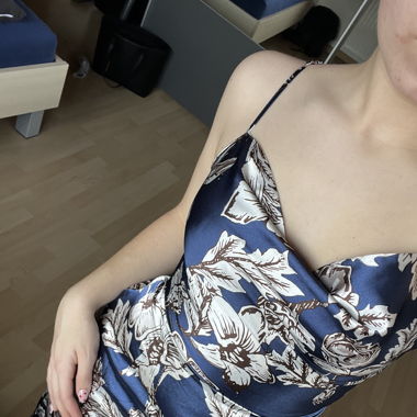 Robe bleu à motif de fleurs blanches 