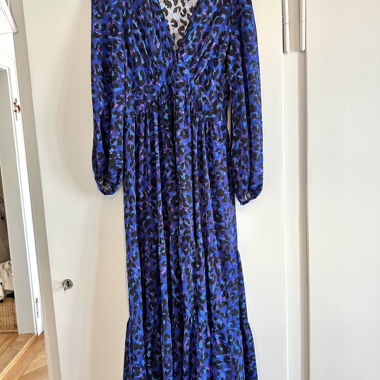 Wunderschön fallendes, gemustertes Kleid von ba&sh