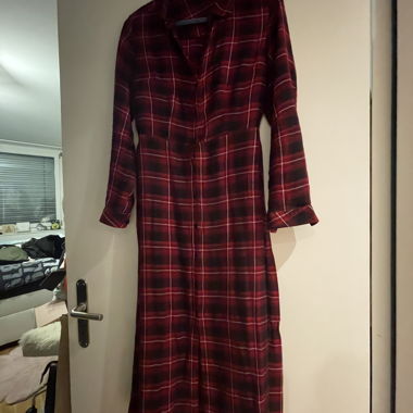 Robe à carreaux noir et rouge
