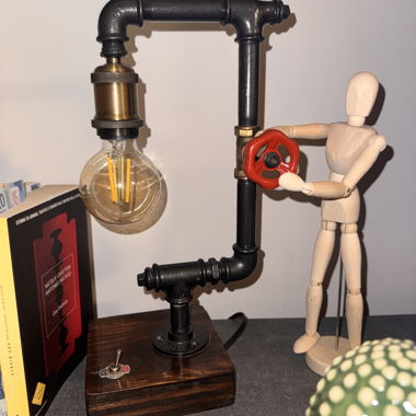Tischlampe im industriellen, handgefertigten Stil