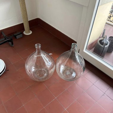 Lot de grandes bouteilles en verre