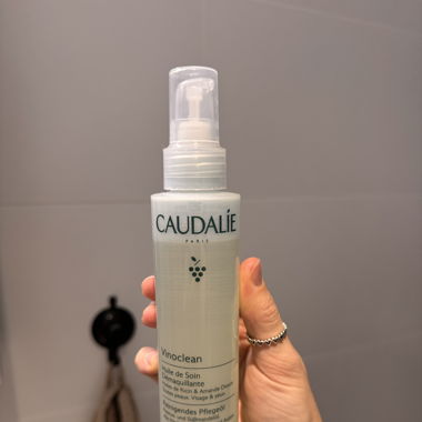 caudalie vinoclean makeup cleansing oil