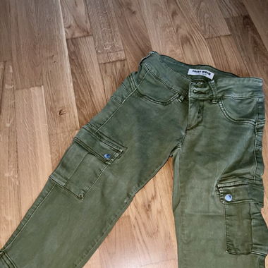 grüne Cargo Röhrenjeans 