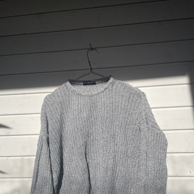 Grauer Striclpullover