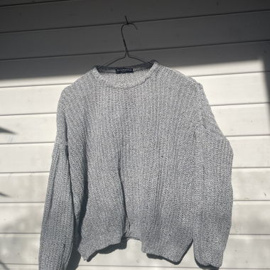 Grauer Striclpullover