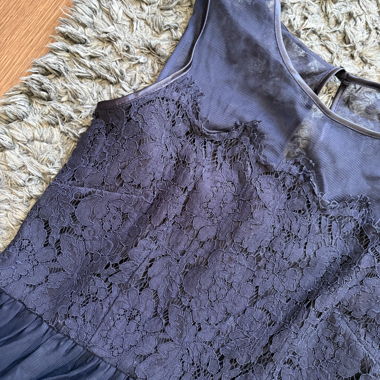 Dunkelblaues Spitzenkleid