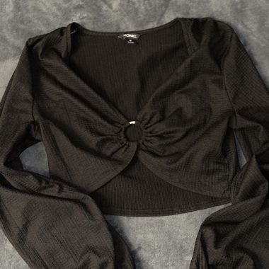 Schwarzes Crop-Top mit langen Ärmeln