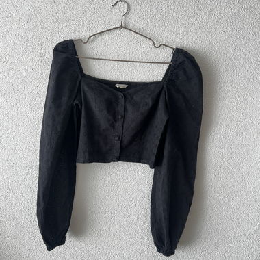 Crop top nero con maniche lunghe a sbuffo