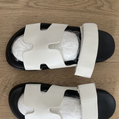 Nouvelles sandales jamais portées, taille 39