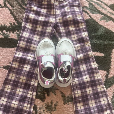 Kinderhose mit violettem Karomuster