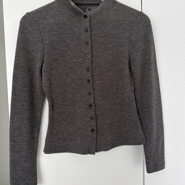 Graue Strickjacke