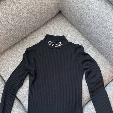 Col roulé noir “over”