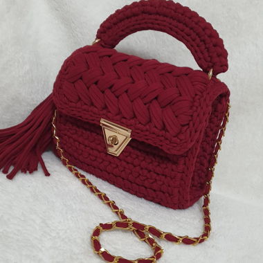 Rote gehäkelte Handtasche