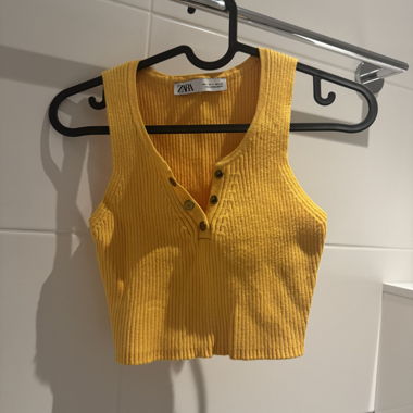 Top in maglia giallo di ZARA