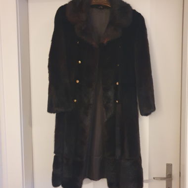 Manteau en fourrure sombre