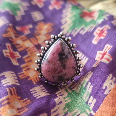 Bague réglable avec rhodonite naturelle 