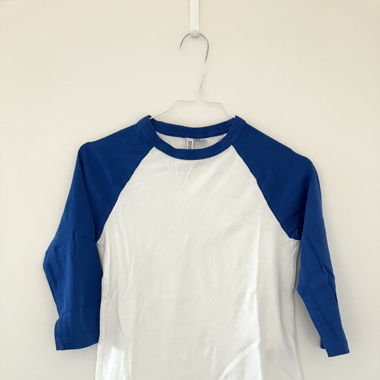 T-shirt bleu et blanc