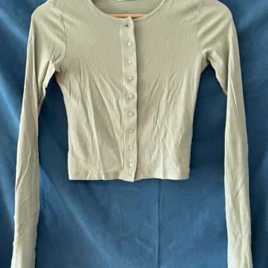 clair-olive cropped haut à manches longues avec patte de boutonnage