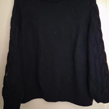Pull noir tress sur les manches 