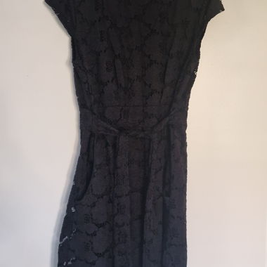 Abito nero in pizzo con tasca