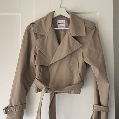 Giacca trench cropped Bershka