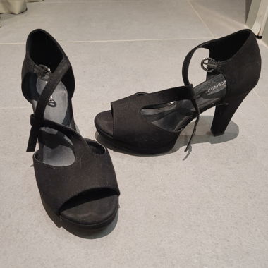 Scarpe nere con cinturini e tacchi alti