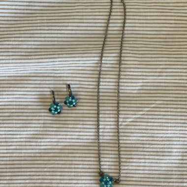 Set collana e orecchini blu floreale