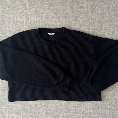 Schwarzer Pullover