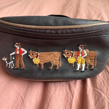 Bauchtasche mit alpiner Stickerei