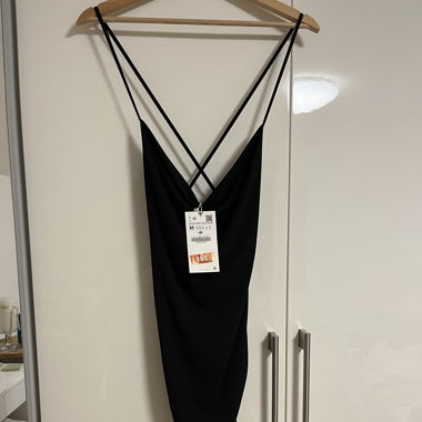 Schwarzes Kleid mit Rückenausschnitt - Zara 