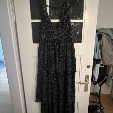 Robe noire à pois