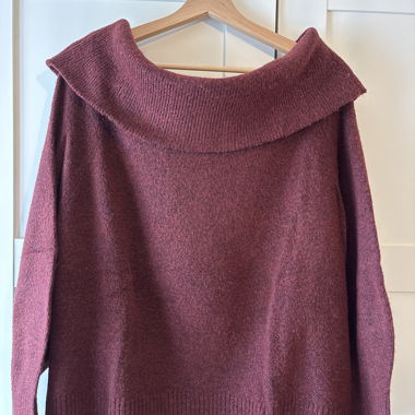 Bordeauxroter Pullover mit weitem Kragen