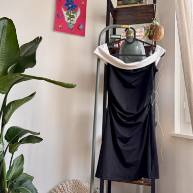 Schwarz drapierte Wickelkleid