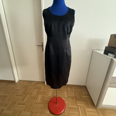 Robe noire sans manches mi-longue