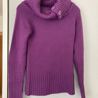 Pullover violett mit Rollkragen 