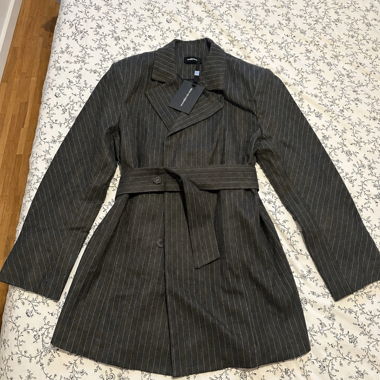 Oversize-Blazer-Kleid mit grauen Streifen